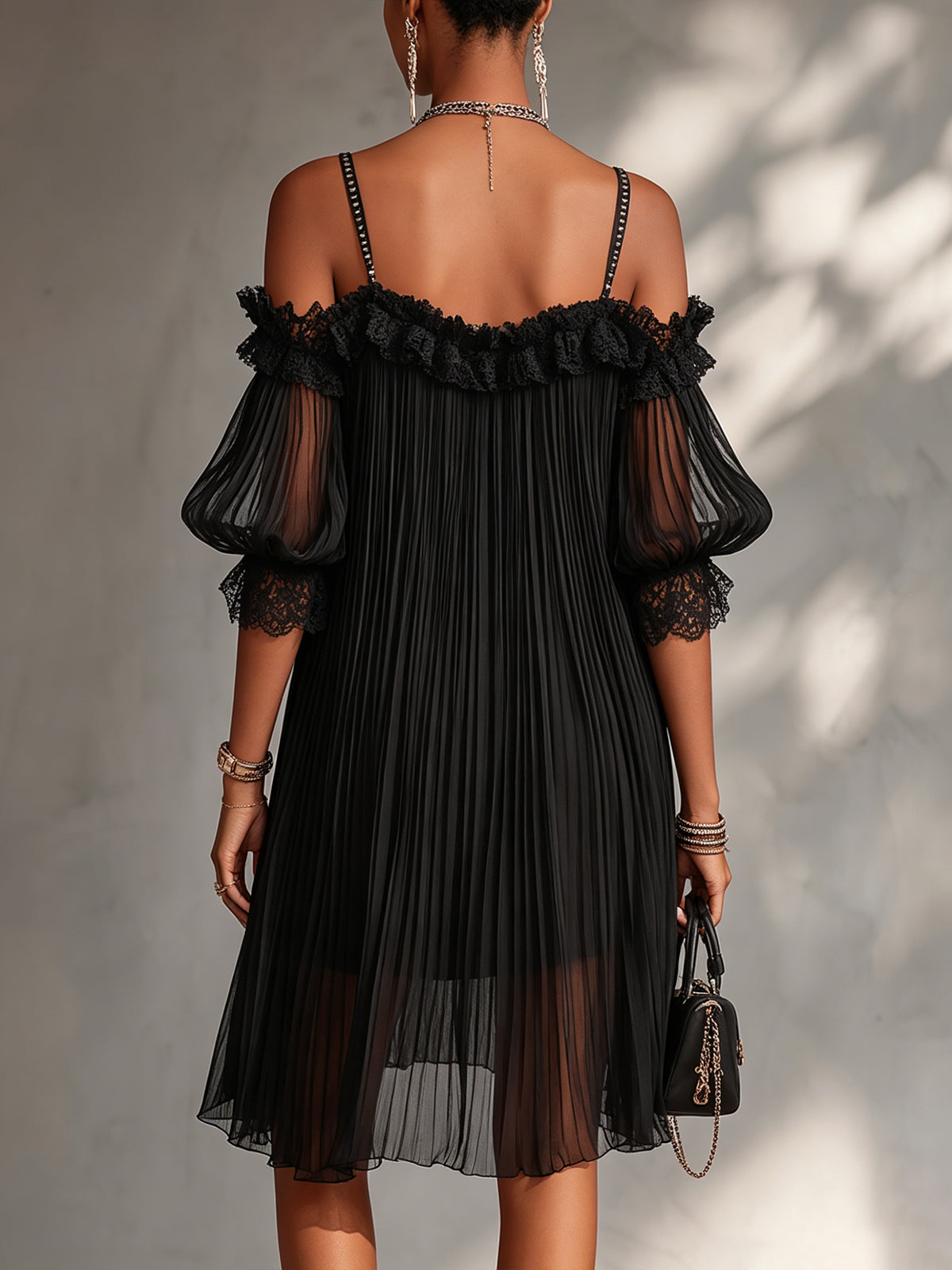 Vittoria | Mini vestido negro de chiffon con hombros al descubierto y borde de encaje