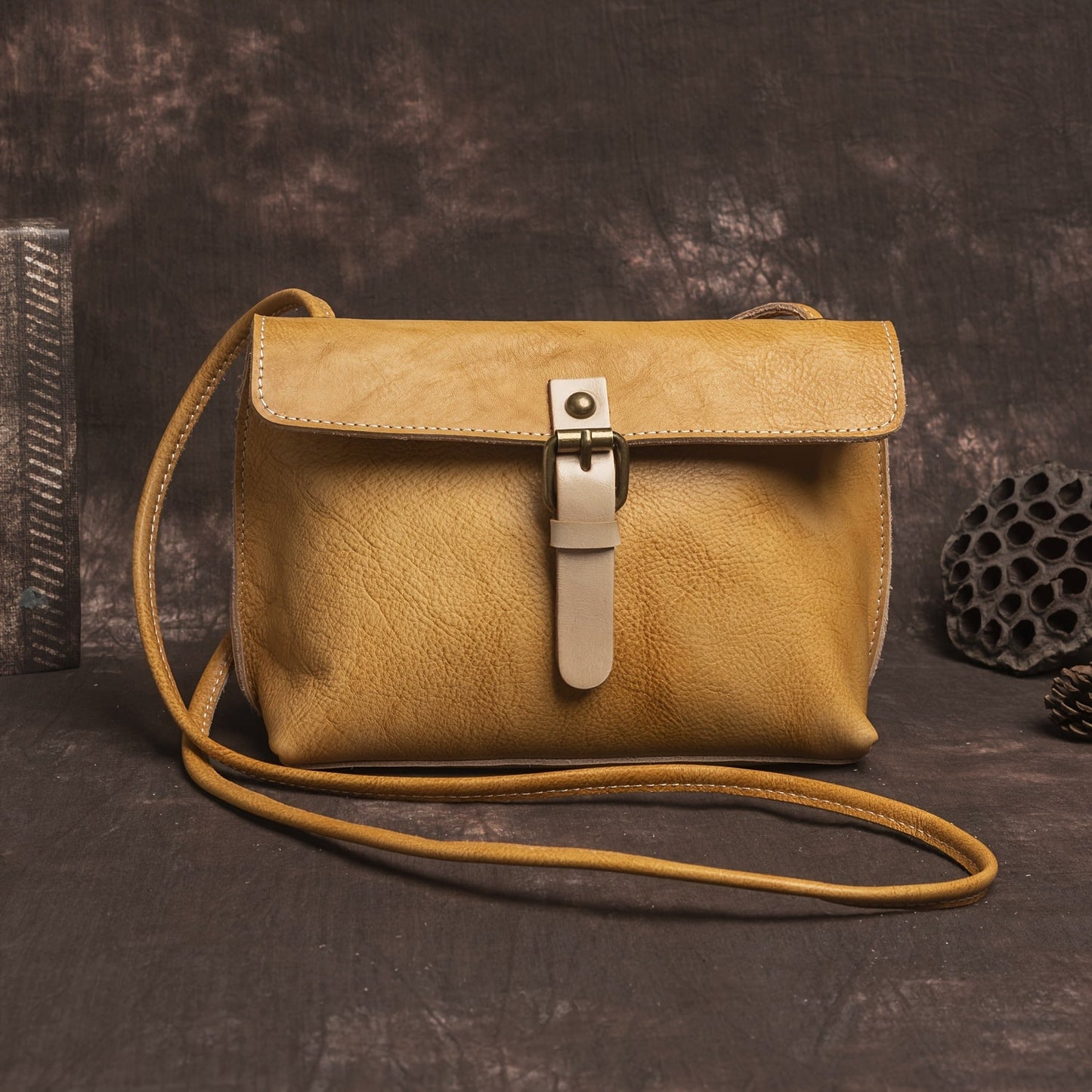 Bolso bandolera con hebilla clásica con el toque tradicional de Rosa