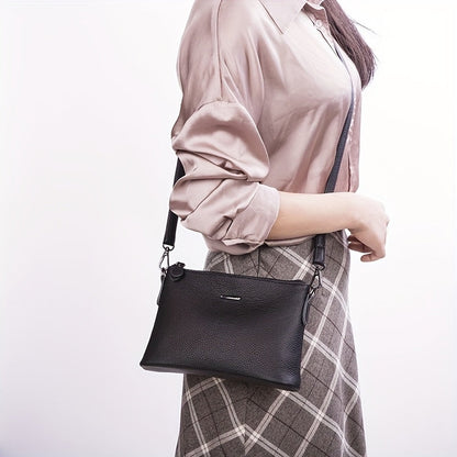 El elegante bolso bandolera de piel minimalista de Elena