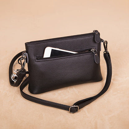 El elegante bolso bandolera de piel minimalista de Elena