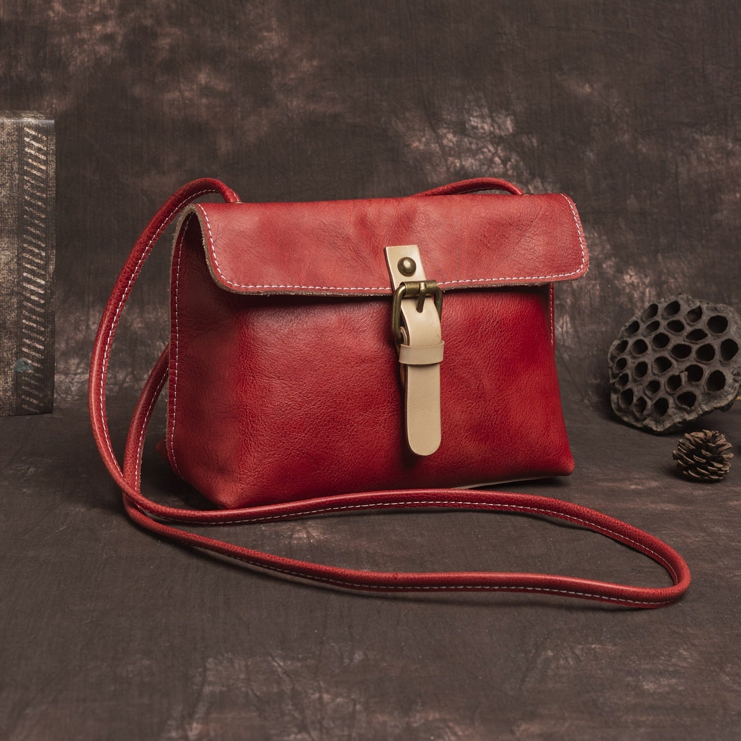 Bolso bandolera con hebilla clásica con el toque tradicional de Rosa