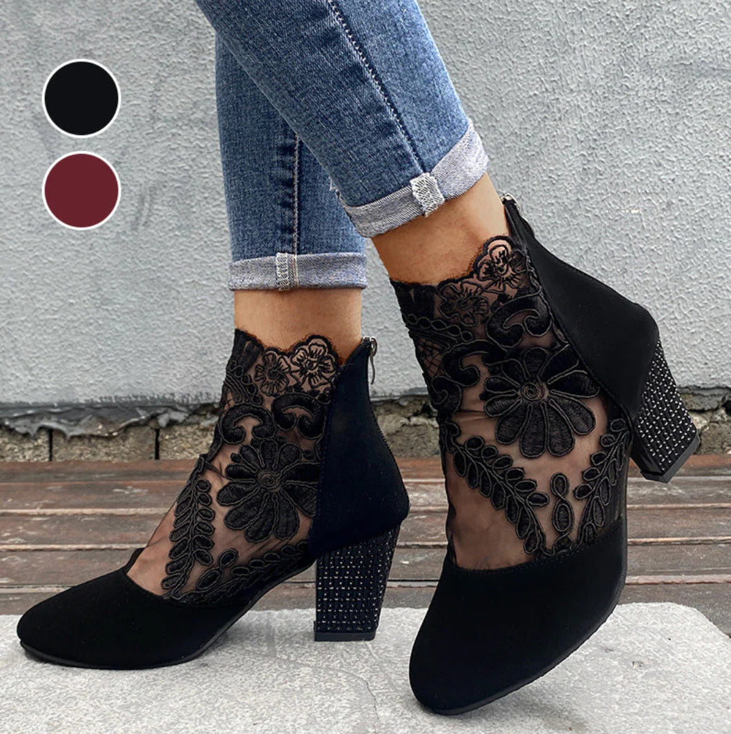Botines Camy con elegantes detalles de encaje.