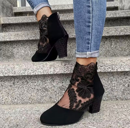 Botines Camy con elegantes detalles de encaje.