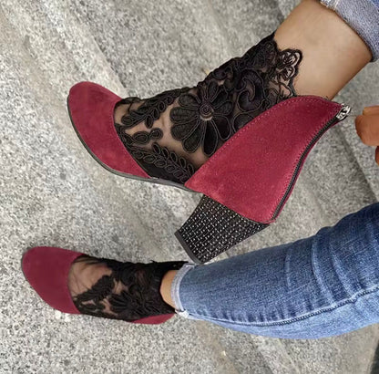Botines Camy con elegantes detalles de encaje.
