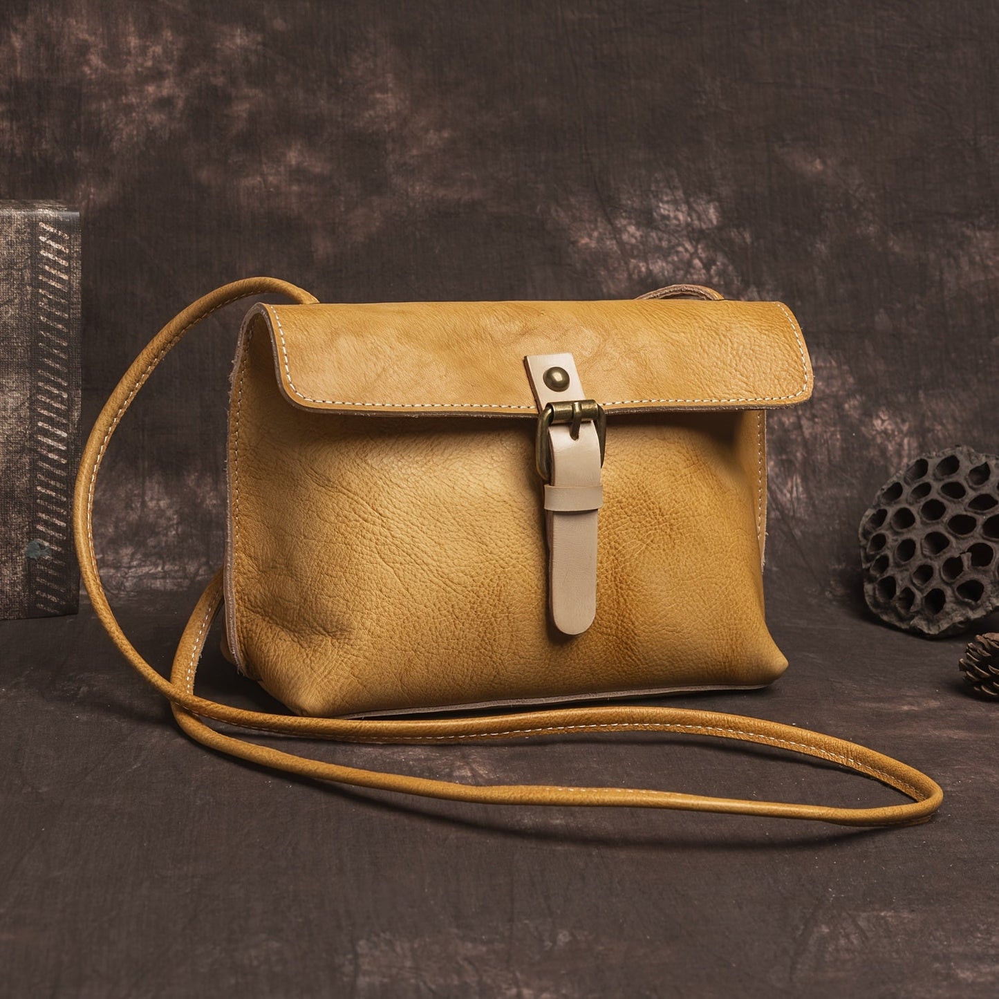 Bolso bandolera con hebilla clásica con el toque tradicional de Rosa