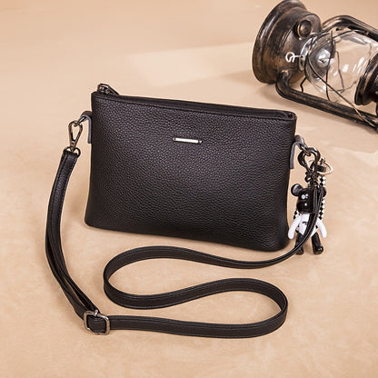 El elegante bolso bandolera de piel minimalista de Elena