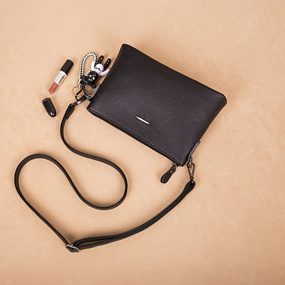 El elegante bolso bandolera de piel minimalista de Elena