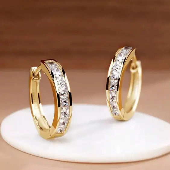 Elegantes pendientes de aro de oro y cristal
