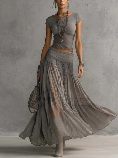 María | Conjunto de blusa gris con paneles de encaje y falda larga plisada