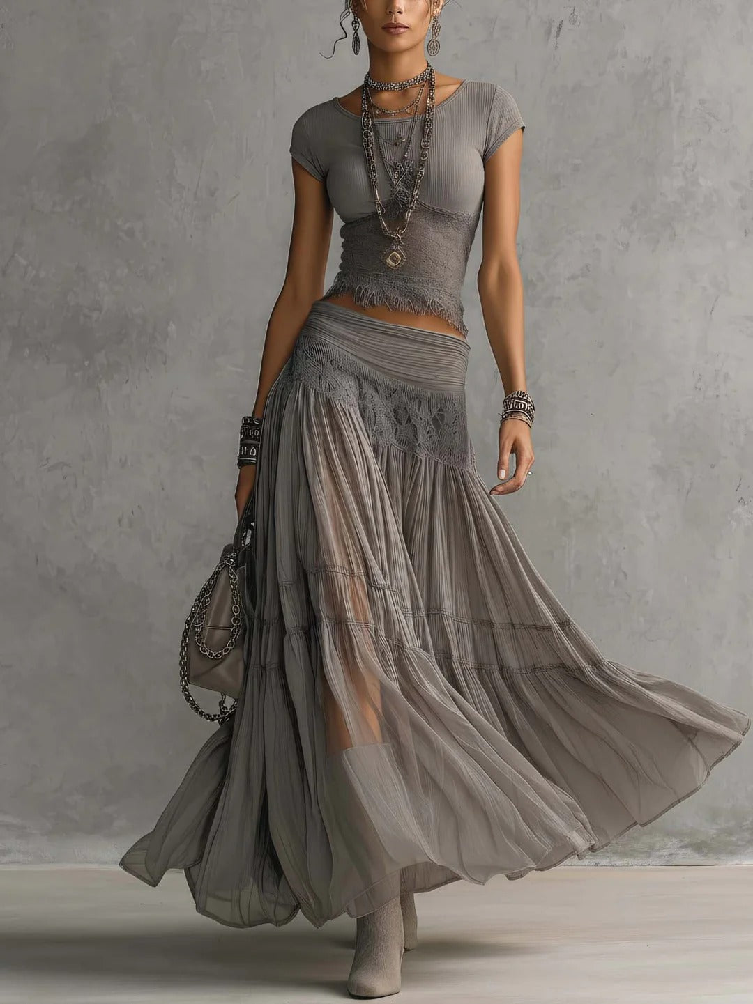 María | Conjunto de blusa gris con paneles de encaje y falda larga plisada