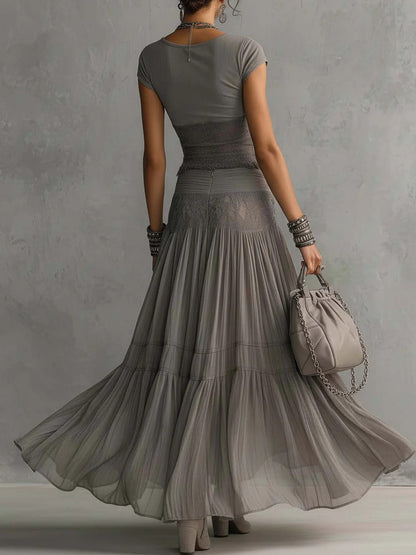 María | Conjunto de blusa gris con paneles de encaje y falda larga plisada