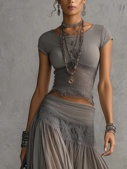 María | Conjunto de blusa gris con paneles de encaje y falda larga plisada
