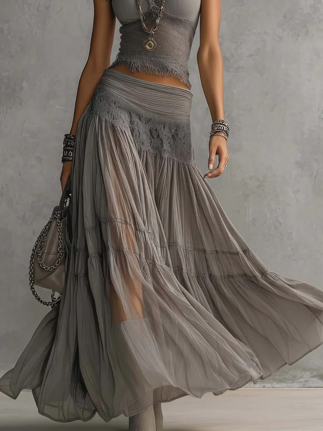 María | Conjunto de blusa gris con paneles de encaje y falda larga plisada